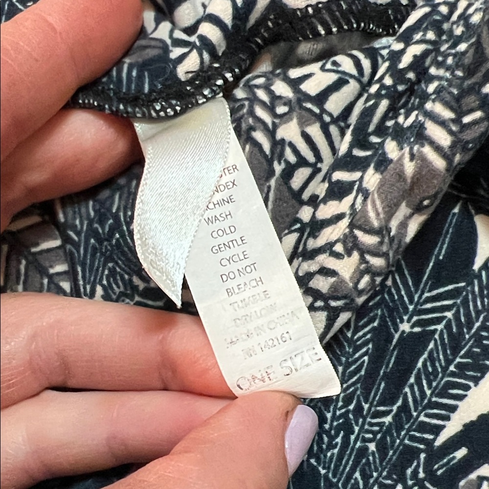 LuLaRoe Blue and White Patterned Leggings - Picture 2 of 3